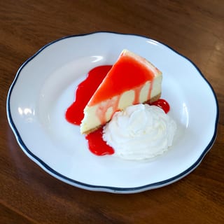 CHEESECAKE WITH STRAWBERRY SAUCE